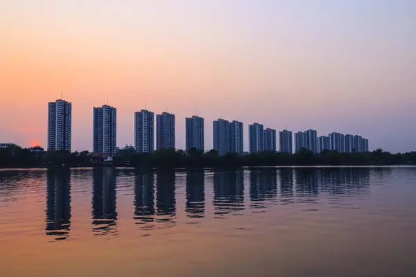 Cityscape Moderno Edificio Apartamentos Cerca Lago Atardecer Crepúsculo Con Fondo —  Fotos de Stock