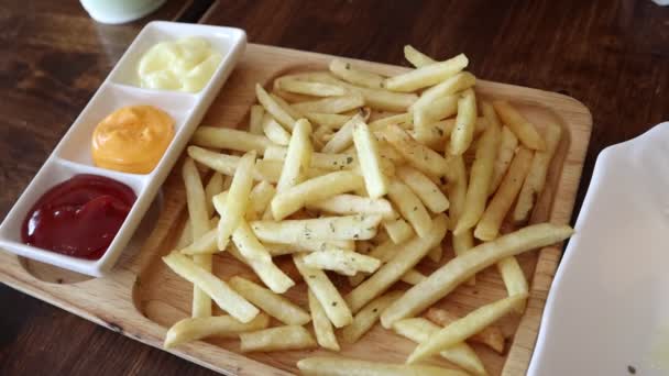 Kéz Kézen Amint Sült Krumplit Eszik Asztalról Étteremben Gyorsétterem Egészségtelen — Stock videók