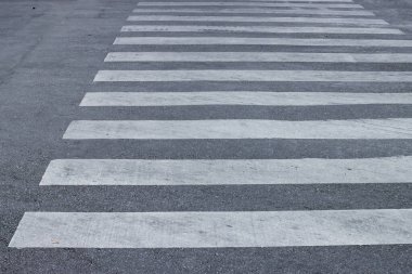 Asfalt yolda yaya geçidi. Zebra geçiyor. Yol Güvenliği kavramı