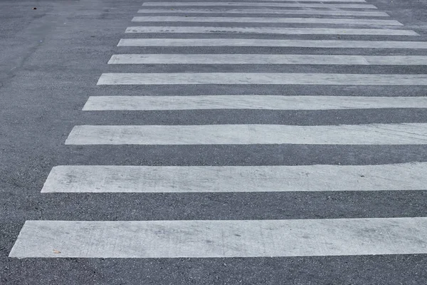 Asfalt yolda yaya geçidi. Zebra geçiyor. Yol Güvenliği kavramı