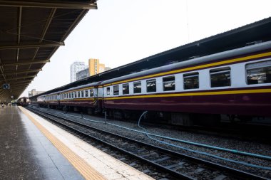Mazot lokomotifi tren istasyonunda duruyor. Trenleri ve tren yolu olan eski tren istasyonu. Vintage ulaşım