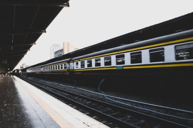 Mazot lokomotifi tren istasyonunda duruyor. Trenleri ve tren yolu olan eski tren istasyonu. Vintage ulaşım
