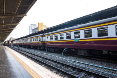 Mazot lokomotifi tren istasyonunda duruyor. Trenleri ve tren yolu olan eski tren istasyonu. Vintage ulaşım