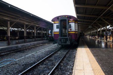 Mazot lokomotifi tren istasyonunda duruyor. Trenleri ve tren yolu olan eski tren istasyonu. Vintage ulaşım