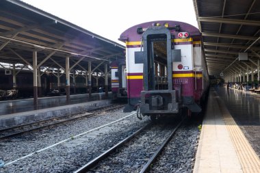 Mazot lokomotifi tren istasyonunda duruyor. Trenleri ve tren yolu olan eski tren istasyonu. Vintage ulaşım