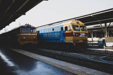 Mazot lokomotifi tren istasyonunda duruyor. Trenleri ve tren yolu olan eski tren istasyonu. Vintage ulaşım