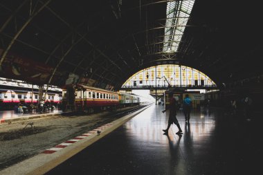 Bangkok, Tayland. 10 Nisan 2020. Bangkok Tayland 'da Hua Lam phong tren istasyonu olarak da bilinen Bangkok tren istasyonunda tren yolculuğu için bekleyen turistlerin atmosferi