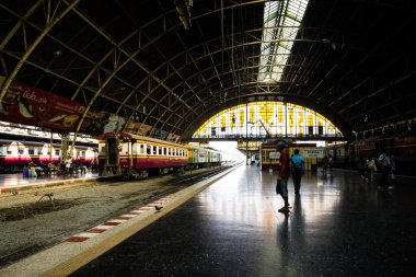 Bangkok, Tayland. 10 Nisan 2020. Bangkok Tayland 'da Hua Lam phong tren istasyonu olarak da bilinen Bangkok tren istasyonunda tren yolculuğu için bekleyen turistlerin atmosferi