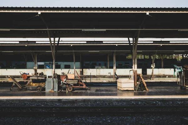 駅の手荷物 木製の箱とバッグ 電車で旅行する タイの鉄道駅 古典的なヴィンテージ輸送 — ストック写真