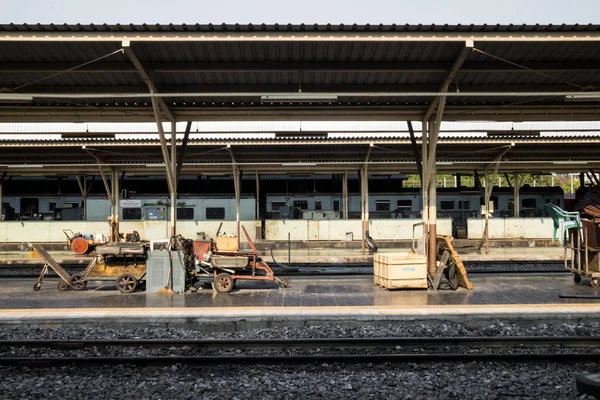 駅の手荷物 木製の箱とバッグ 電車で旅行する タイの鉄道駅 古典的なヴィンテージ輸送 — ストック写真