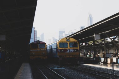 Klasik tren. Mazot lokomotifi tren istasyonunda duruyor. Trenleri ve tren yolu olan eski tren istasyonu. Vintage ulaşım