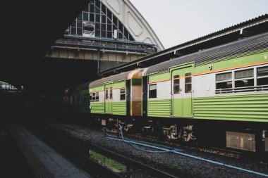 Klasik tren. Mazot lokomotifi tren istasyonunda duruyor. Trenleri ve tren yolu olan eski tren istasyonu. Vintage ulaşım
