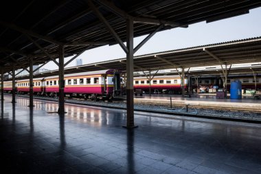 Klasik tren. Mazot lokomotifi tren istasyonunda duruyor. Trenleri ve tren yolu olan eski tren istasyonu. Vintage ulaşım