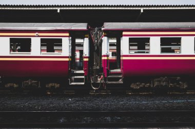 Klasik tren. Mazot lokomotifi tren istasyonunda duruyor. Trenleri ve tren yolu olan eski tren istasyonu. Vintage ulaşım