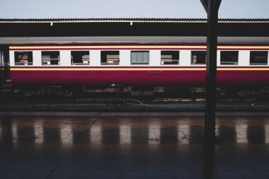 Klasik tren. Mazot lokomotifi tren istasyonunda duruyor. Trenleri ve tren yolu olan eski tren istasyonu. Vintage ulaşım