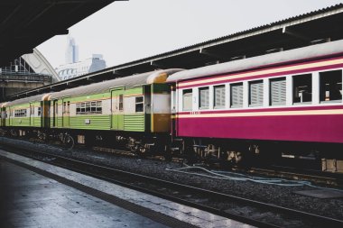 Klasik tren. Mazot lokomotifi tren istasyonunda duruyor. Trenleri ve tren yolu olan eski tren istasyonu. Vintage ulaşım