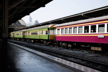 Klasik tren. Mazot lokomotifi tren istasyonunda duruyor. Trenleri ve tren yolu olan eski tren istasyonu. Vintage ulaşım