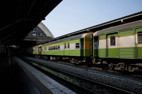 ヴィンテージ トレイン ディーゼル機関車は公共駅で停車します 列車や鉄道のある古い鉄道駅 ヴィンテージ輸送 — ストック写真