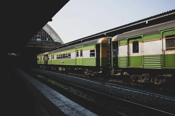 Retro Vlak Motorová Lokomotiva Zastavuje Veřejné Stanici Staré Železniční Nádraží — Stock fotografie