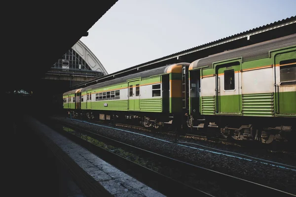 Klasik tren. Mazot lokomotifi tren istasyonunda duruyor. Trenleri ve tren yolu olan eski tren istasyonu. Vintage ulaşım