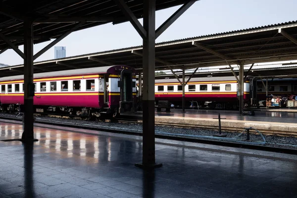 ヴィンテージ トレイン ディーゼル機関車は公共駅で停車します 列車や鉄道のある古い鉄道駅 ヴィンテージ輸送 — ストック写真