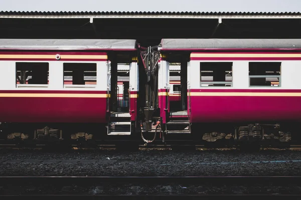 ヴィンテージ トレイン ディーゼル機関車は公共駅で停車します 列車や鉄道のある古い鉄道駅 ヴィンテージ輸送 — ストック写真