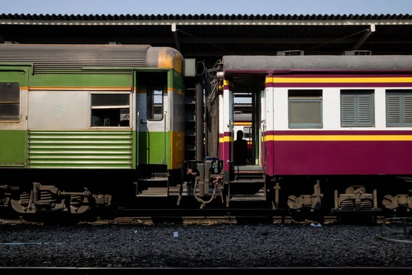 Vintage Tåg Diesellok Stannar Vid Allmän Station Gammal Järnvägsstation Med — Stockfoto