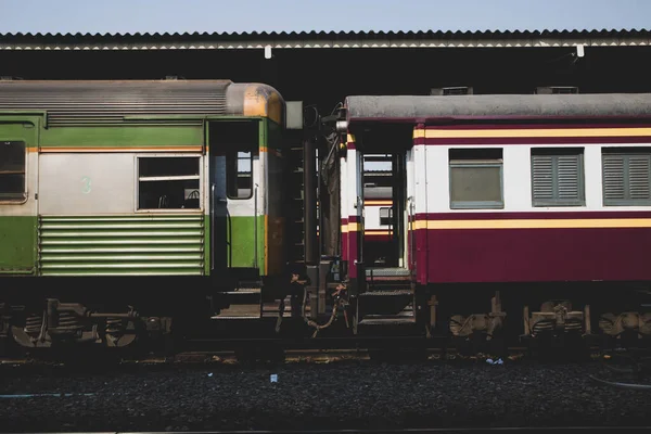 Oldtimer Zug Diesellokomotivzug Hält Öffentlichen Bahnhof Alter Bahnhof Mit Zügen — Stockfoto