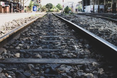 Demiryolu hattı. Tren istasyonunda. Klasik ulaşım. Seyahat yolu.
