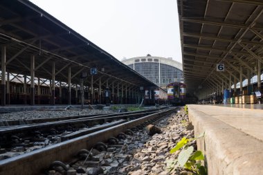Demiryolu hattı. Tren istasyonunda. Klasik ulaşım. Seyahat yolu.