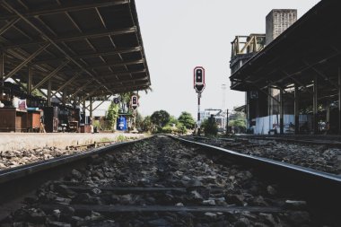 Demiryolu hattı. Tren istasyonunda. Klasik ulaşım. Seyahat yolu.