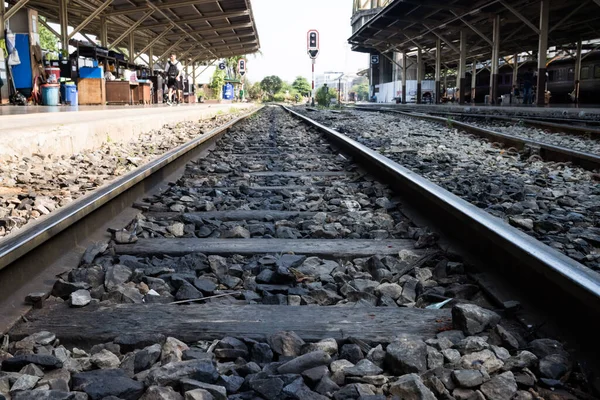 鉄道の線路だ 駅でね ヴィンテージ輸送だ 旅の仕方 — ストック写真