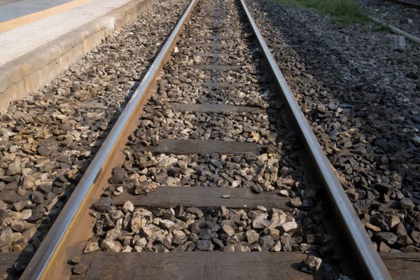 鉄道の線路だ 駅でね ヴィンテージ輸送だ 旅の仕方 — ストック写真