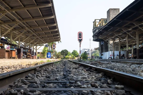 鉄道の線路だ 駅でね ヴィンテージ輸送だ 旅の仕方 — ストック写真