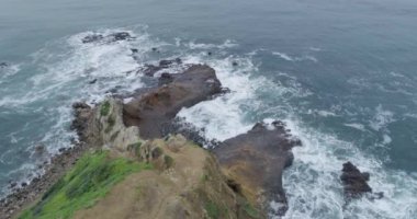 Palos Verdes, California, kayalık uçurum: sahil plaj üzerinde hava sinek dalgalar kayaların çökmesini sisli gün
