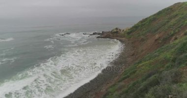 Palos Verdes kayalık uçurum: Coast beach üzerinde hava, California, dalgalar kayaların çökmesini sisli gün.