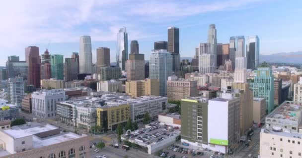 Aero alejarse de una ciudad. Skyline de Los Ángeles. Día despejado — Vídeos de Stock