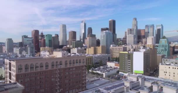 Movimiento aéreo a la izquierda de una ciudad. Skyline de Los Ángeles. Día despejado — Vídeo de stock