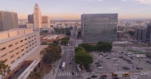 Повітряні літати над вулиці міста — стокове відео