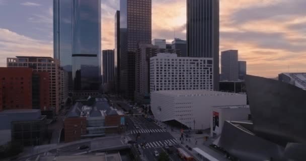 Ciudad skyline al atardecer. Vuelo aéreo de Los Ángeles — Vídeo de stock