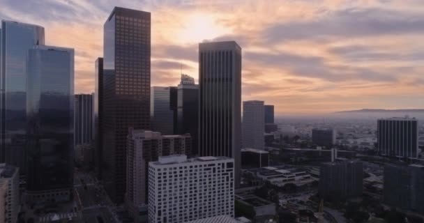 Στον ορίζοντα της πόλης στο ηλιοβασίλεμα. Εναέρια πετούν κάτω του Λος Άντζελες — Αρχείο Βίντεο