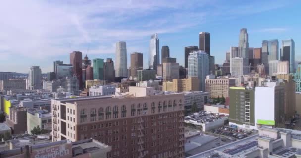 Movimiento aéreo a la derecha de una ciudad. Skyline de Los Ángeles. Día despejado — Vídeo de stock