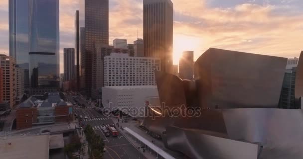 Disney concert hall przelot o zachodzie słońca. Zdjęcia lotnicze z Los Angeles skyline — Wideo stockowe