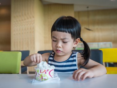 Asya biraz dondurma yiyor