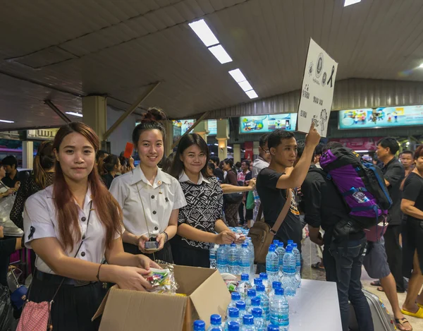 Unidentified volunteer university students — Stock Photo, Image