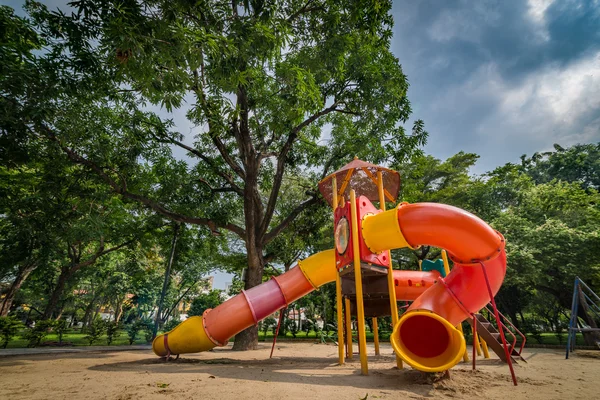 Buis schuifregelaar in openbaar park — Stockfoto