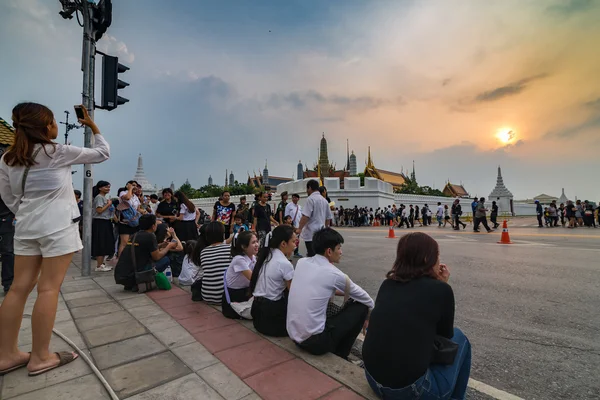 Люди, ожидающие встречи с королевской семьей Таиланда — стоковое фото