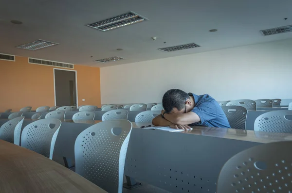 Um homem dorme na sala de aula — Fotografia de Stock