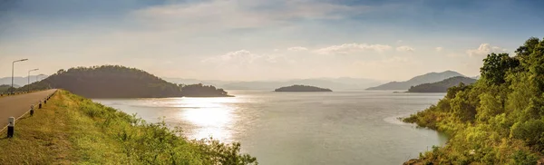 Panorama på Kaeng Krachan Dam i Thailand — Stockfoto