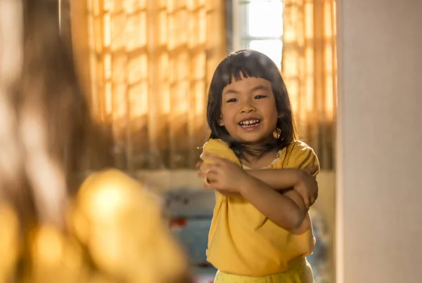 Азиатская маленькая девочка перед зеркалом — стоковое фото
